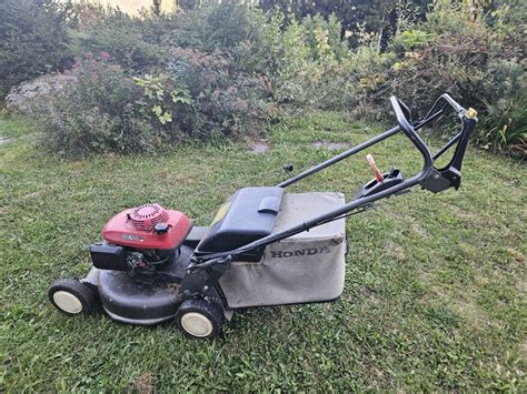 Tondeuse Honda HRS en action sur un gazon