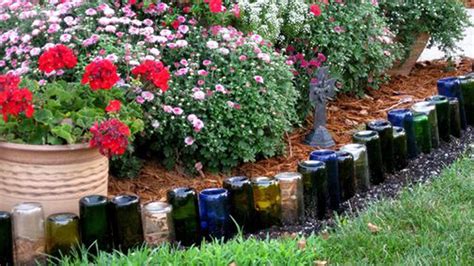 Illustration d'un jardin organisé avec des bordures en bouteilles recyclées
