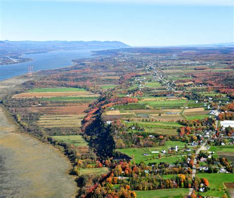 Vue aérienne de l'Île d'Orléans avec ses vergers