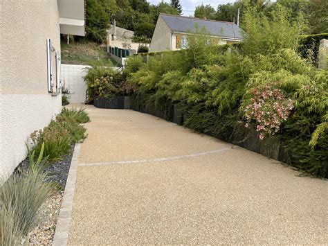 Exemple d'allée en béton désactivé intégrée dans un jardin