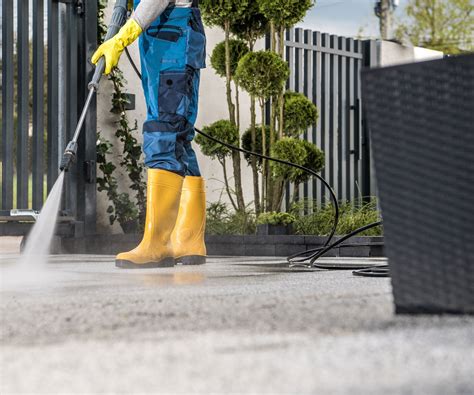 Image d'une personne utilisant un nettoyeur haute pression sur du béton désactivé