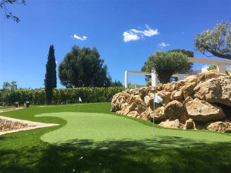 Green de golf avec de nombreux turricules