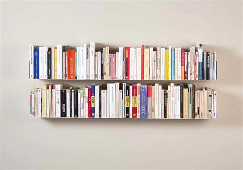 une étagère remplie de livres de jardinage variés