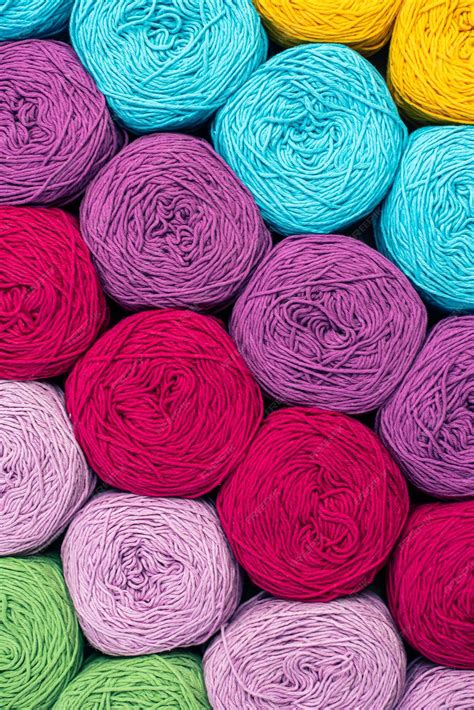 Pelotes de laine colorées dans une petite boutique artisanale