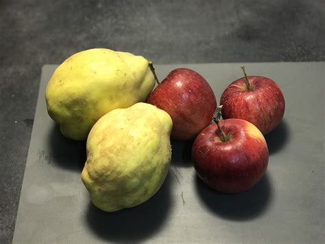 Comparaison entre un coing et une pomme