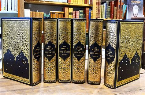 Détail d'une reliure d'époque avec titres dorés