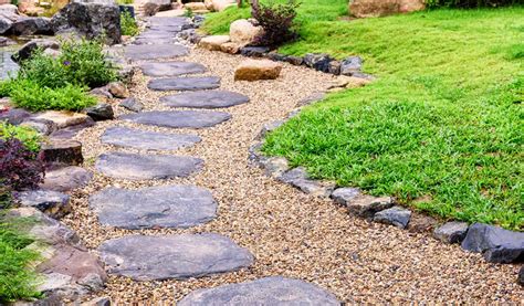 Allée de jardin avec pas japonais