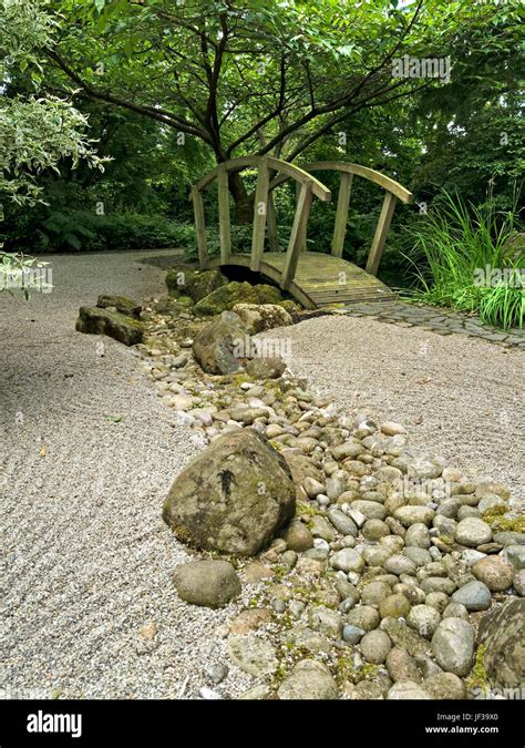 Jardin zen avec gravier ratissé