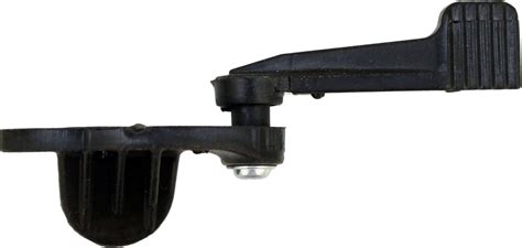 Vue rapprochée de la bulle d'amorçage et du levier de starter sur un moteur de débroussailleuse
