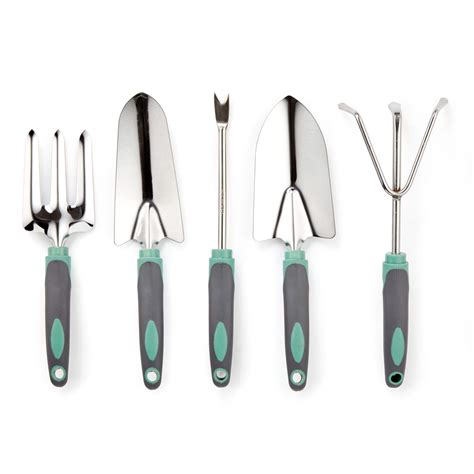 Panorama d'outils de jardinage en acier forgé disposés sur un établi en bois