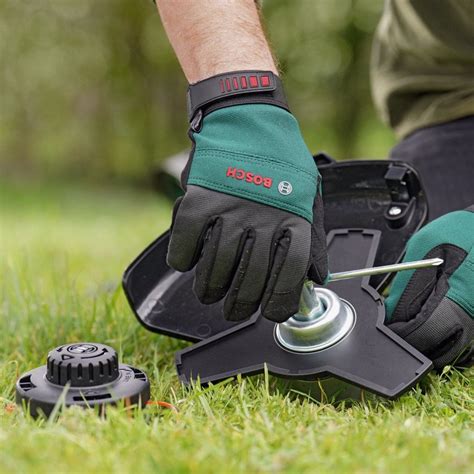 débroussailleuse Bosch Advanced BrushCut 36V en action dans un jardin