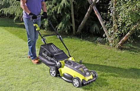 Tondeuse à gazon électrique RYOBI en action dans un jardin verdoyant