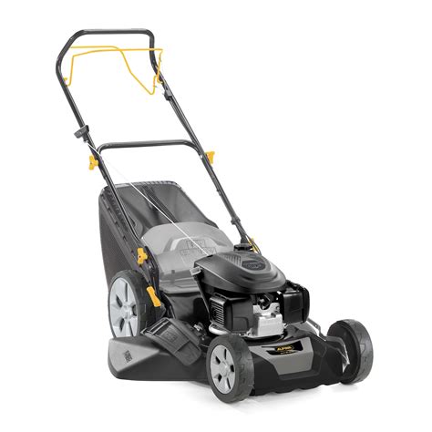 Une tondeuse à gazon thermique Alpina AL4 51 SHQ en action dans un jardin verdoyant.