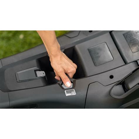 Gros plan sur le bac de ramassage de 60 litres de la tondeuse Alpina AL4 51 SHQ, avec indicateur de sac plein.