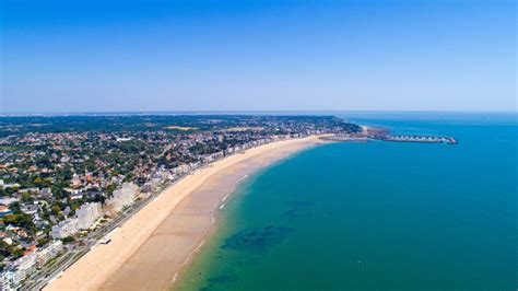 Vue panoramique des villas historiques de Pornichet bordant le front de mer avec leurs façades ornées