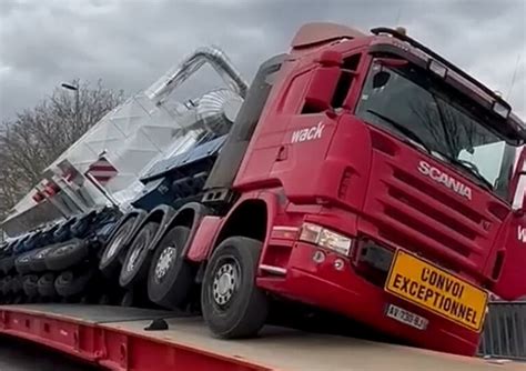 Photo d'un convoi de récolte arrivant sur une plateforme