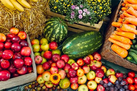 Intérieur d'un primeur avec des fruits et légumes bien agencés