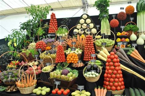 Primeur avec un étalage de fruits et légumes colorés
