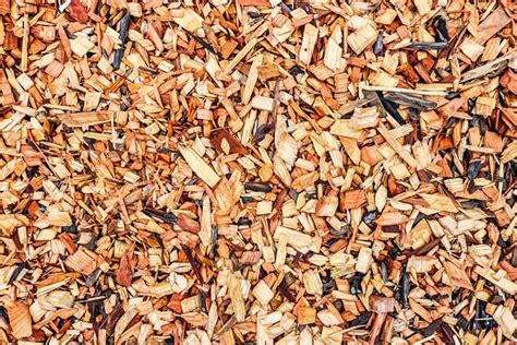 Diverses textures et couleurs de copeaux de bois pour le paillage