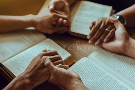 Groupe de personnes lisant la Bible ensemble et discutant