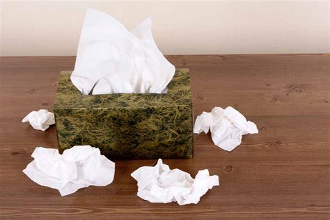 Pile de mouchoirs en papier et mouchoirs en tissu avec un composteur en arrière-plan