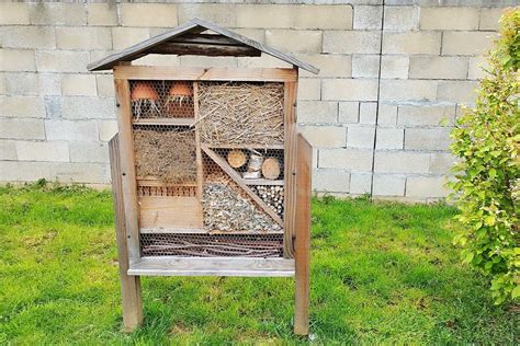 Exemple d'hôtel à insectes dans un jardin