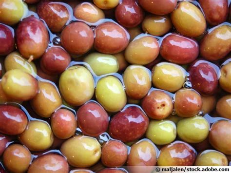 olives trempant dans l'eau