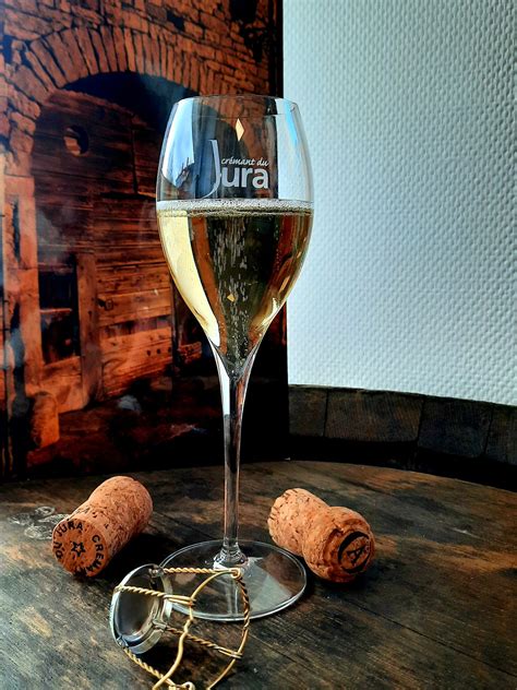 Verre de Crémant du Jura avec des bulles fines
