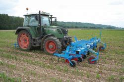 Tracteur avec bineuse frontale en action