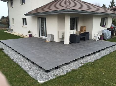 Terrasse avec dalles sur plot imitation pelouse et mobilier de jardin