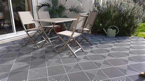 Dalles de terrasse avec bordures décoratives