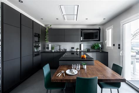 Intérieur d'une cuisine équipée moderne dans un gîte