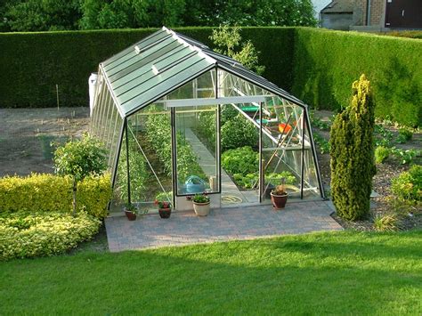 Serre de jardin avec diverses plantations