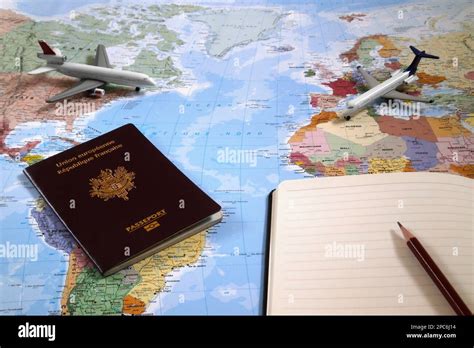 Image d'un passeport ouvert sur une carte du monde