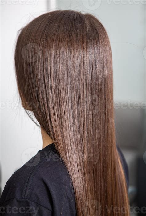 Cheveux bruns brillants avec des grains de café