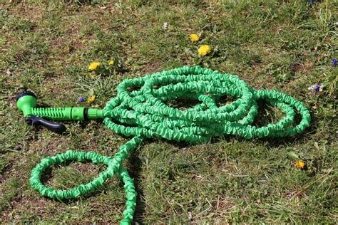 Tuyau d'arrosage extensible en action dans un jardin