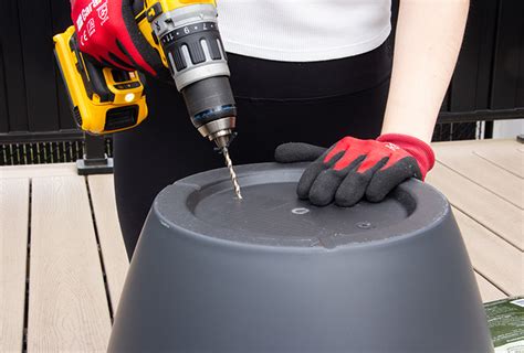 Perçage de trous de drainage supplémentaires dans un pot à bonsaï
