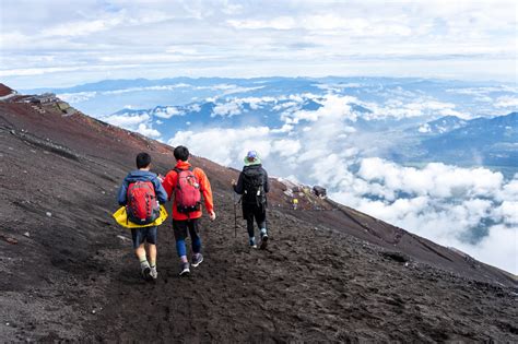 Randonneurs progressant sur le sentier rocailleux du Mont Fuji