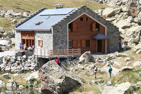 Randonneurs partageant une pause en refuge