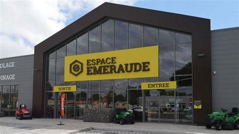 Panneau signalétique du magasin Espace Emeraude