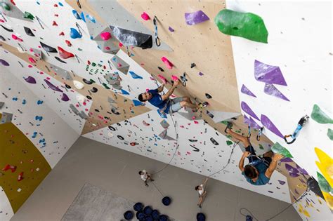 Grimpeurs en salle d'escalade