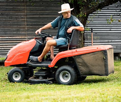 Tracteur tondeuse avec un émousseur tracté