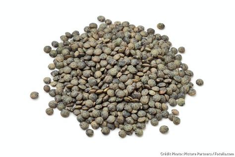 Gros plan sur des lentilles vertes du Puy