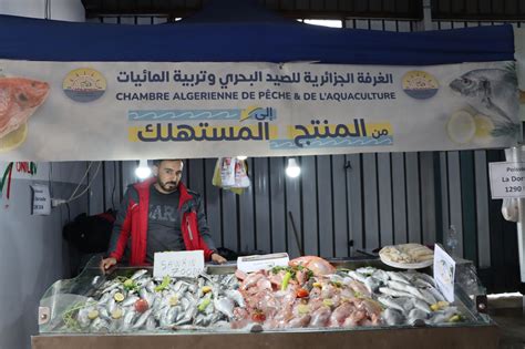 Stand de vente directe de Pêches Roussannes et produits dérivés