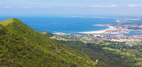 Panorama du mont Jaizkibel surplombant l'océan Atlantique et la baie de Txingudi