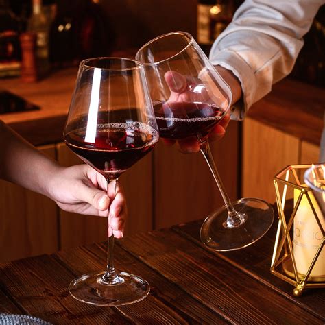 Table d'apéritif avec verres de vin et branches de laurier