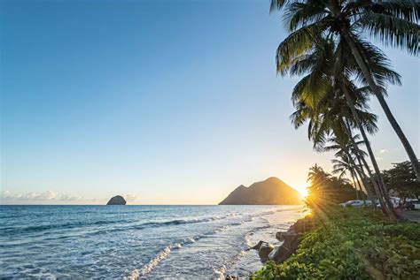 Panorama d'une plage martiniquaise avec le rocher du Diamant en arrière-plan