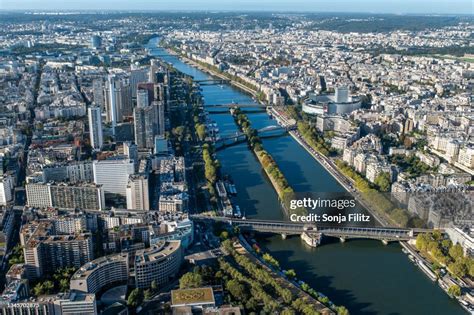 Vue aérienne d'une grande exposition européenne de bonsaïs