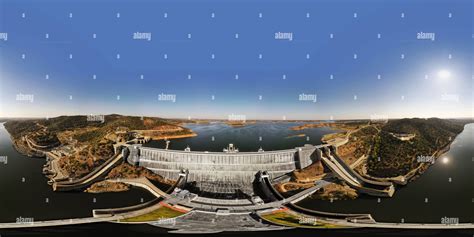 Vue aérienne du barrage d'Alqueva au Portugal