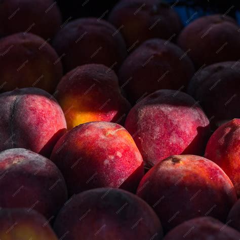 Gros plan sur des pêches mûres et juteuses